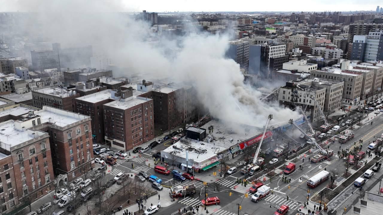 New York'ta çıkan yangında 3 kişi öldü, 14 kişi yaralandı