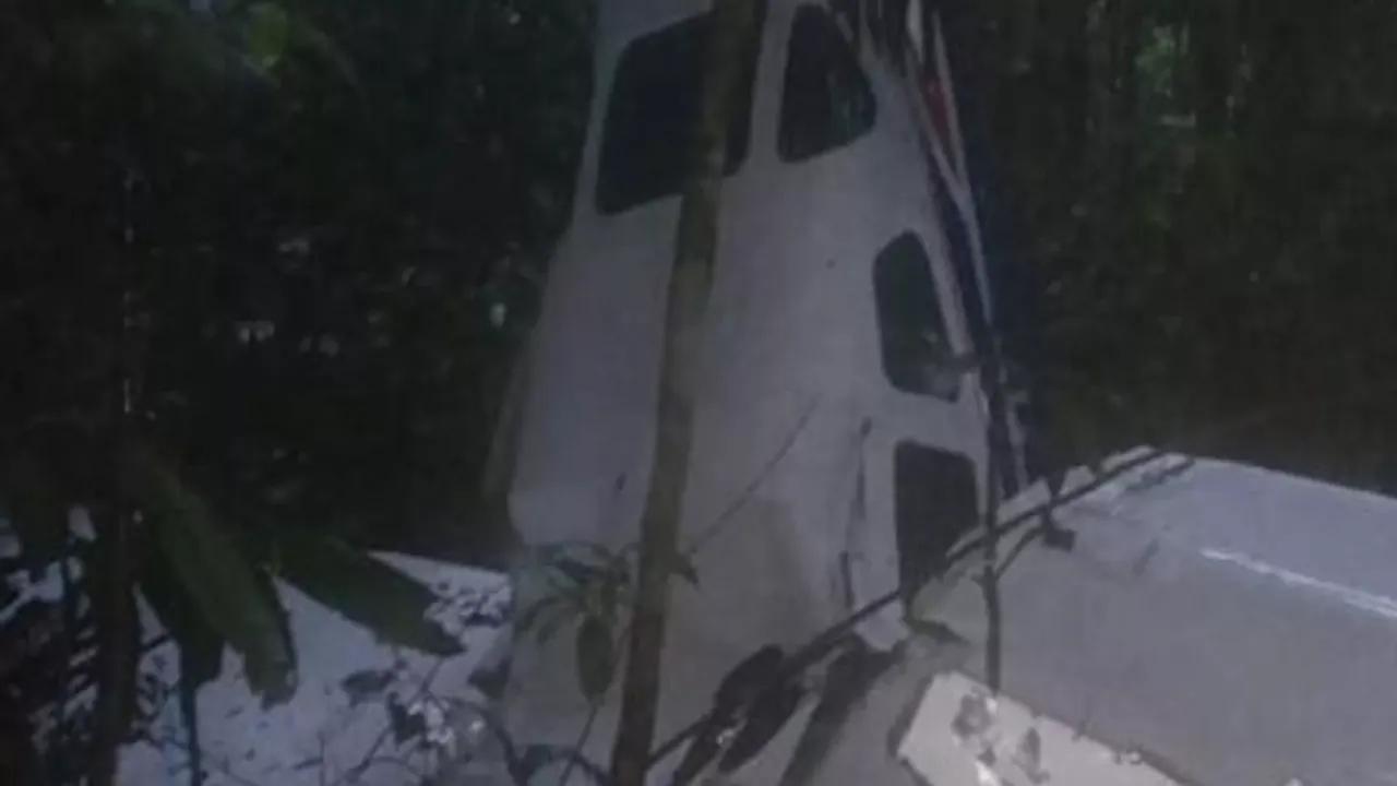 Florida'da evin üstüne uçak düştü