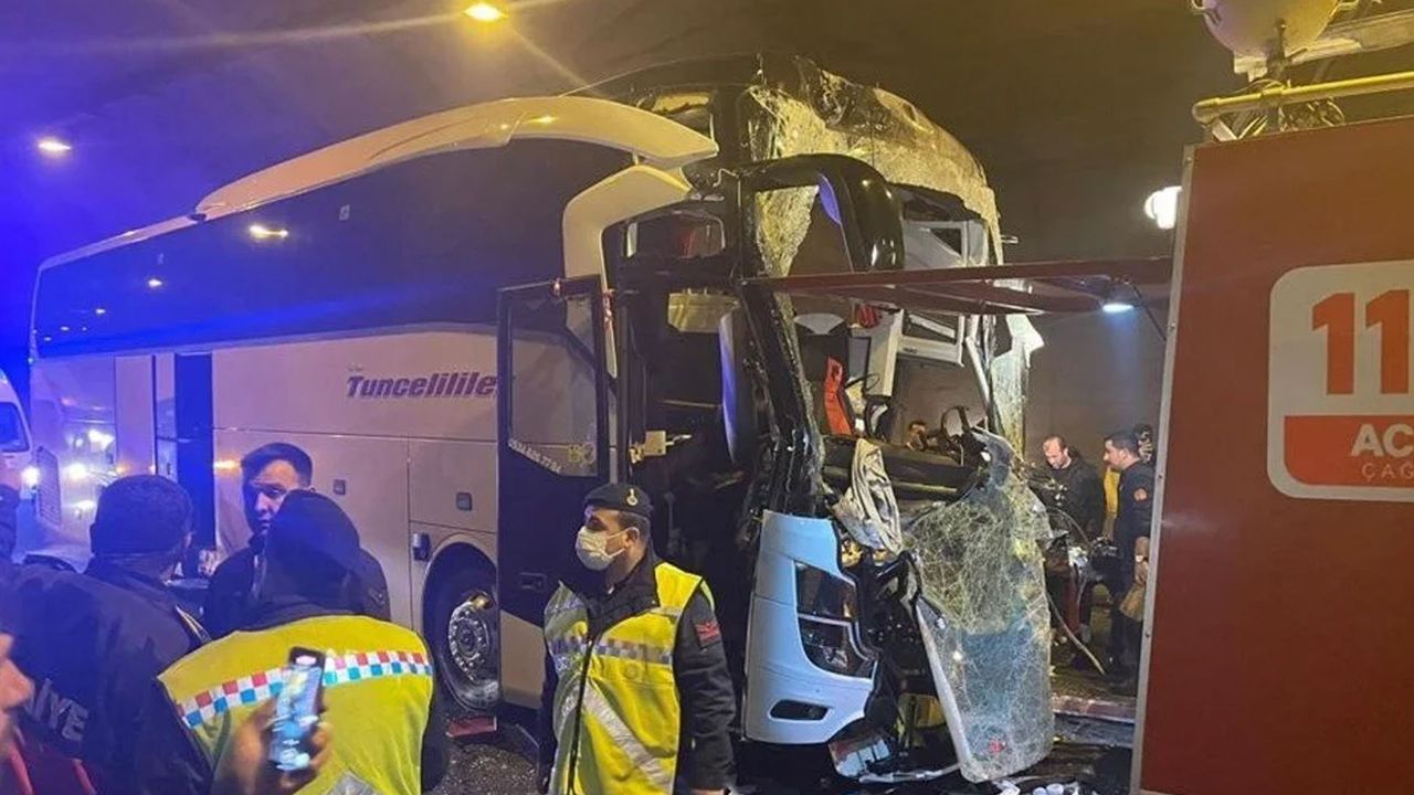 Osmaniye'de feci kaza: Yolcu otobüsü tıra çarptı