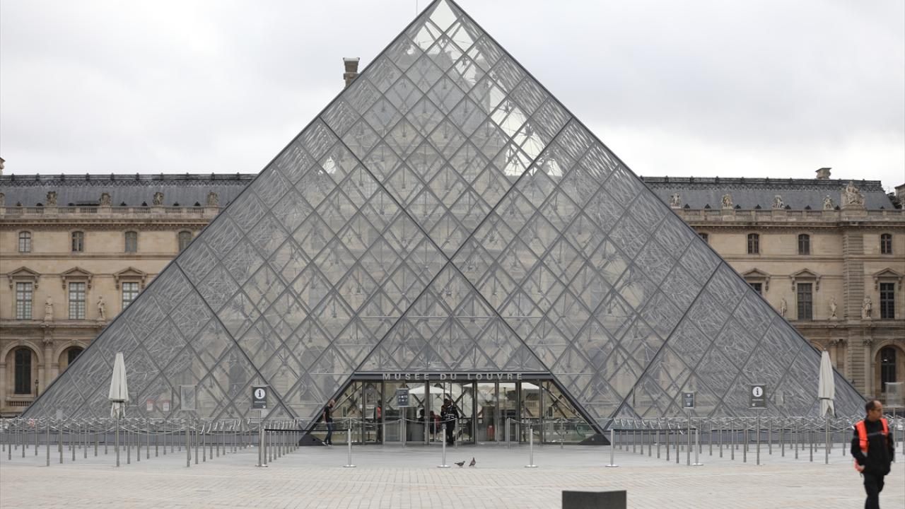 Louvre Müzesi'nde çalınan eserler henüz bulunamadı