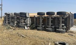 Lefkoşa-Gazimağusa ana yolunda kum yüklü kamyon devrildi: 1 yaralı