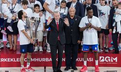 37. Cumhurbaşkanlığı Kupası Anadolu Efes'in... Kupayı Cumhurbaşkanı Erdoğan verdi...