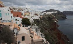 Ege'deki Yunan adası Santorini'de heyelan riski