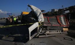 Hatay'da yolcu servisi park halindeki tıra çarptı: 6 ölü, 8 yaralı