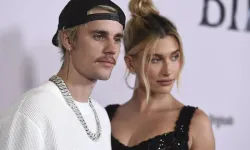 Hailey Bieber'ın çantasından çıkanlar şaşırttı: Aşk büyüsü ile 5 telefon