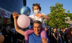 Binlerce kişi toplanmış, balonlar gökyüzüne bırakılmıştı: Minik Azra hayatını kaybetti