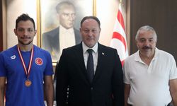 Öztürkler, milli yüzücü Doğukan Ulaç’ı tebrik etti