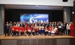 “Milli Sporcular Onur Gecesi”nde sporculara plaket takdim edildi