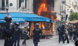 Fransa'da Macron karşıtı gösterilerde polisle protestocular çatıştı