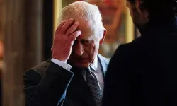 Kral Charles, katedral ziyaretinde protesto edildi