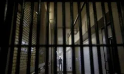 Fransa’da iki mahkum demir parmaklıkları testereyle kesip çarşaflarla firar etti