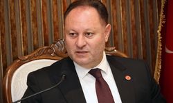 Öztürkler: Bayrağımıza kinle yaklaşanlar karşılarında bir halkın onurunu, tarihini ve geleceğini bulur