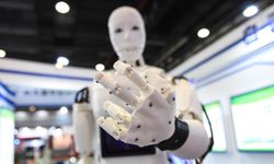 Çin'de bir şirketin ürettiği insansı robot yürüyüş rekoru kırdı