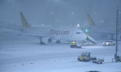Hava ulaşımına kar engeli... Sabiha Gökçen Havalimanı'nda uçuş iptalleri...