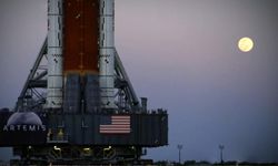 NASA, Artemis II roketini tamir için fırlatma rampasından hangara çekiyor