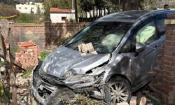 Boğazköy'de kaza... Araç evin bahçe duvarına çarptı