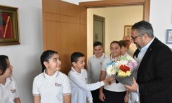 23 Nisan İlkokulu öğrencileri Girne Belediye Başkanı Şenkul’u ziyaret etti