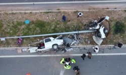 Mersin'de aydınlatma direğine çarpan otomobil ikiye bölündü