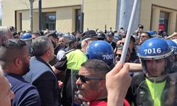 Greve giden kamuda örgütlü sendikalar, Meclis önünde eylemde