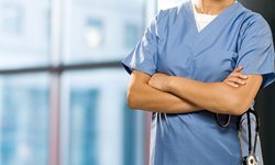 İngiltere'de hastaneler personel açığı nedeniyle hemşireleri doktorların yerine kullanıyor