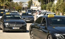 Kıbrıs Türk Taksici Dernekleri Federasyonu, Bayındırlık ve Ulaştırma Bakanlığı önünde eylem yaptı