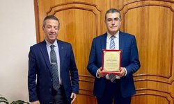 Ertuğruloğlu’ndan emekli olan Lakadamyalı’ya teşekkür plaketi