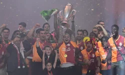 Galatasaray şampiyonluk kupasını kaldırdı!