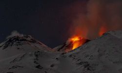 Etna Yanardağı yeniden güçlü şekilde kül püskürttü