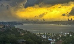 İstanbul'da fırtına: Çatılar uçtu, ağaçlar devrildi