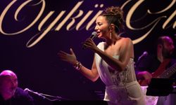 ÖYKÜ GÜRMAN, MERİT LEFKOŞA’DA MÜZİK ZİYAFETİ SUNDU!