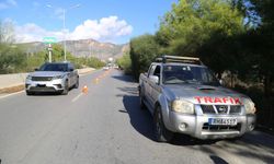 Lefkoşa-Girne anayolu üzerindeki ağaçlar budanıyor