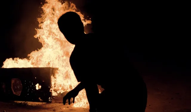 Kendi arabasını kundakladı