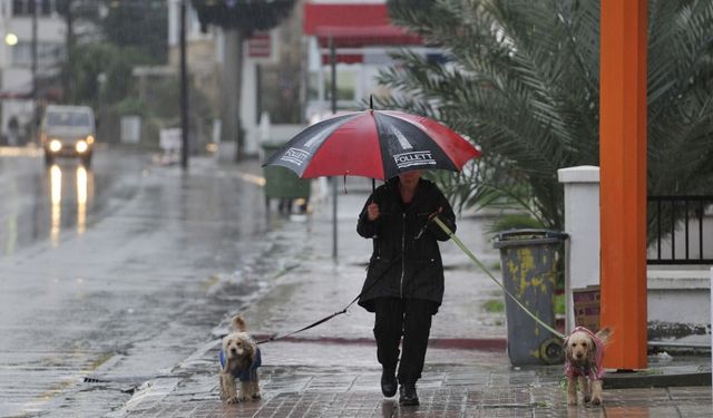 Hava salıya kadar yağmurlu devam edecek, sıcaklık hafta başı düşecek