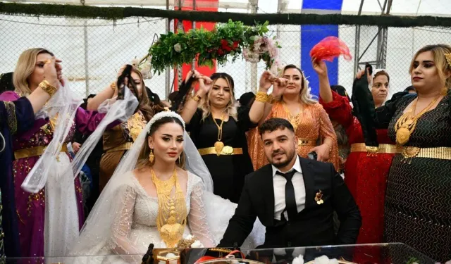 Şırnak'ta aşiret düğünü: 5 bin kişi katıldı, 2 milyon liralık takı takıldı