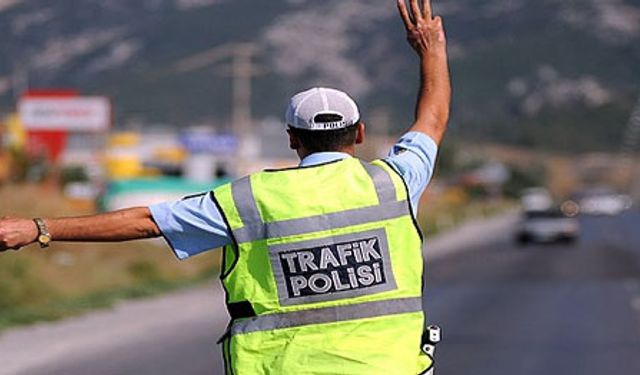 Polis duyurdu: Yarın tüm ilçelerde tören güzergahları trafik akışına kapatılacak