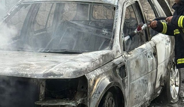 Girne’de park halindeki araçta yangın: Maddi hasar meydana geldi