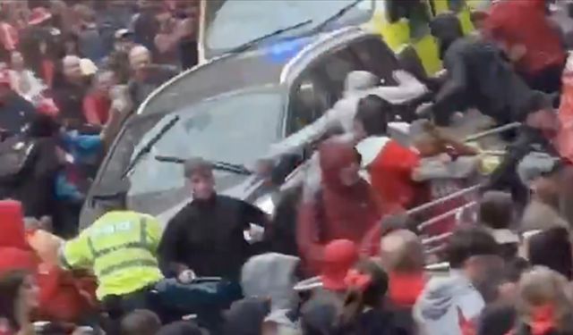 Liverpool'da bir araç geçit töreni sırasında kalabalığın arasına daldı