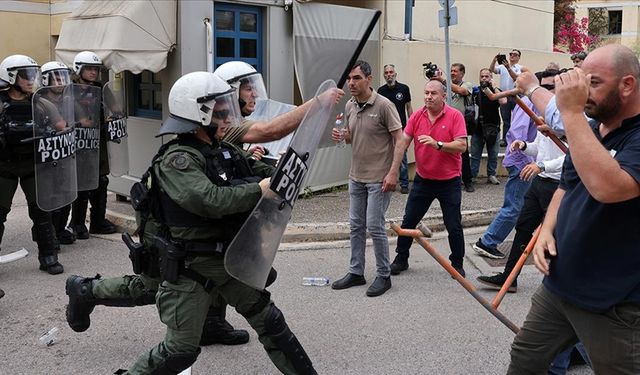 Atina'da eylem yapan taksiciler ile polis arasında arbede yaşandı
