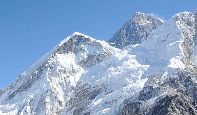 Everest'te dağcılar 18-19 Mayıs'taki zirve tırmanışına hazırlanıyor