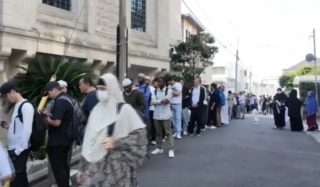Japonya'da bayram namazı 3 kez kılındı