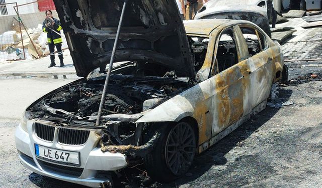 Akü kabloları kısa devre yapan araç küle döndü!
