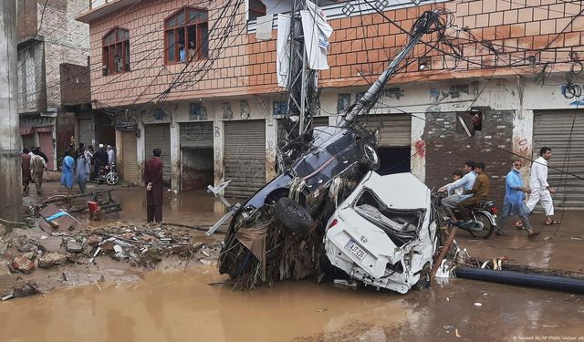 Pakistan’ın kuzeyinde sel felaketi: 48 saatte 320 can kaybı