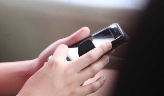 İngiltere'de okullarda cep telefonu yasayla yasaklanıyor