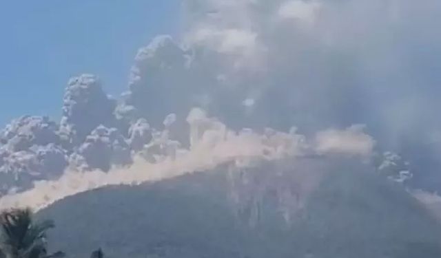 Endonezya’da Lewotobi Yanardağı 18 kilometre kül püskürttü