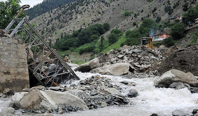 Pakistan'ın kuzeyindeki sellerde ölenlerin sayısı 351'e çıktı