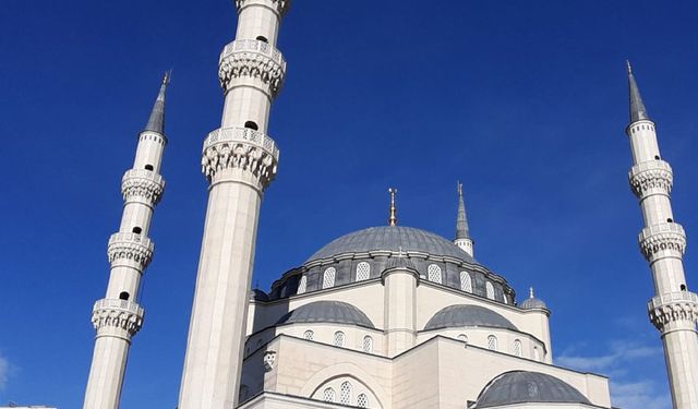 Cami avlusunda hırsızlık: Bağış kutusundaki parayı çaldı