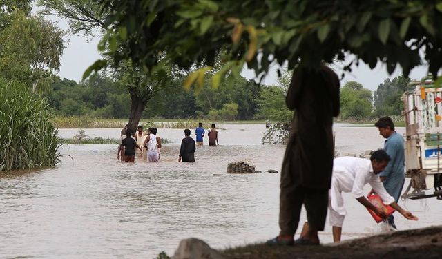 Pakistan'ın Pencap eyaletinde sel nedeniyle son 24 saatte 122 bin kişi daha tahliye edildi