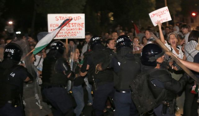Güney Kıbrıs’ta polis göstericilere şiddet uyguladı… Bu akşam yine eylem var!