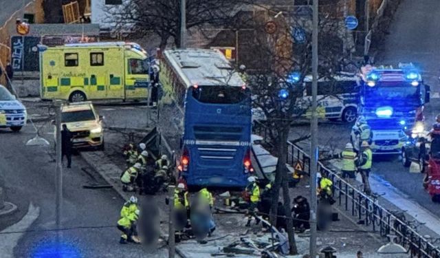 Stockholm'de otobüs durağa çarptı: Çok sayıda ölü ve yaralı var