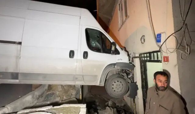 Yer: İstanbul... Yatak odasında korkutan trafik kazası!